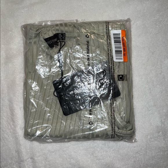 PrettyLittleThings Dress - Picture 6 of 8